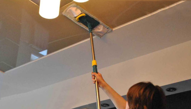 Мойка натяжных потолков